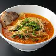 牛骨から丁寧に取ったスープが自慢の『きなせやラーメン』。コラーゲンもたっぷりで、専門店に負けない極上の味わいです。醤油、塩、味噌、辛味噌があり、ピリ辛『担々麺』も人気の味わい。