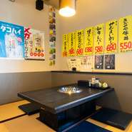広々とした座敷は、テーブルの間隔もゆったりととられているので、寛いでゆっくりと食事ができます。20名からは貸切もでき、30名以上の集いにも可能なのが嬉しい限り。