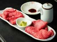 さっと炙って、わさび醤油で味わう『黒毛和牛　炙りロース』。和牛独特の濃厚な旨みを堪能できる逸品です。