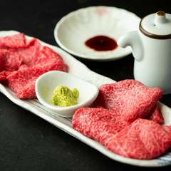 肉の旨みが口いっぱいに広がる『黒毛和牛　炙りロース』