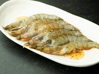 展示会で試食し、そのおいしさに店主が感動して入荷。ベトナム直送エビの稚魚。焼いて殻ごといただけます。