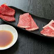 特に上質な部分を少しずつ食べたい方向きの3点盛合わせ。和牛の上カルビ、カルビ、ロースといった焼肉の王道を満喫できます。上品な脂の甘み、芳醇な肉の旨みは、和牛ならではです。