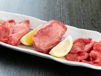 薄切りと厚切り、2つの食感『牛舌づくし（2～3人用）』