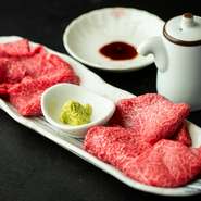 さっと炙って、ワサビ醤油で味わう『黒毛和牛　炙りロース』。上質な和牛肉の濃厚な旨みを堪能できる至福の逸品です。さっぱりと醤油とワサビでいただくのがベスト。