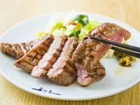 オリジナルブレンドの味噌で熟成させた味噌味。
香ばしい味わいを楽しめます。
牛たん焼(味噌味)・テールスープ・小鉢・麦飯・利久の和菓子。