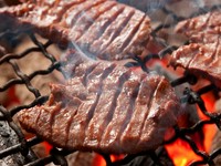 利久自慢の牛たん焼と親方厳選素材を豪快に使ったコース！お一人様+2,000円(＋税）で90分飲み放題！
