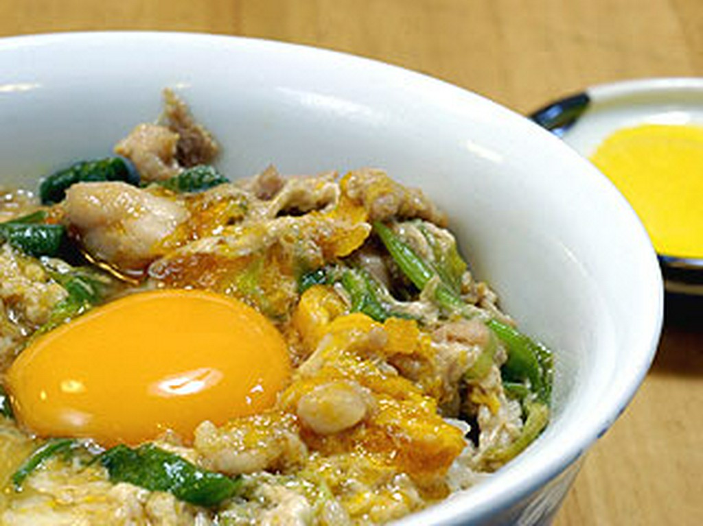 看板メニューは4時間かけてとったダシで作る親子丼