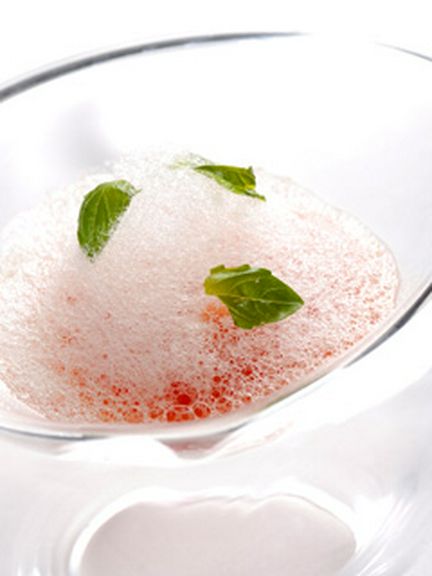 甘いトマトとそのズッパトマトのバジル添え