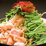 福岡発祥のもつ鍋はもはや郷土料理の王様的存在です。当店は国産の牛小腸を使用し、特製のだしで提供するのが自慢の逸品です。もちろん〆はちゃんぽんや雑炊で余すことなく愉しんで頂けます。
※追加食材ございます