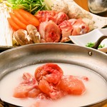 当店では、コクが深く品の良い、佐賀県産の『ありた鶏』を使用、骨ごとぶつ切りの鶏肉をじっくり昆布出汁に煮込み、栄養分がずっしり溶け込んだ白濁スープに。
良質なコラーゲンを多く含んでいるため美容食にもスタ