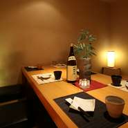 【天王】は居心地の良さが自慢です。落ち着いた照明や空間はムードも満点。各種宴会から、接待、デート、女子会、記念日など雰囲気も重視したいシーンにも大活躍すること間違いありません。ホッと寛げる癒しの空間で大切な方と特別なひとときをお過ごし下さい。おもてなしにも定評があります。