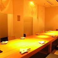 営業時間17時～翌3時!!土日祝日は翌5時迄!!!
最大20名様まで入る完全個室の掘りごたつ席です。
