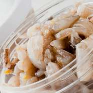 イカの塩辛は来た人は必ず食べる人気の品。もちろん無料で提供しています。