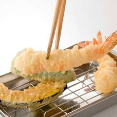 熱々の天ぷらが次々と差しだされる