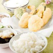 美味しい天ぷら定食は全7種類。ボリューム満点なので、帰るころにはお腹一杯になること間違いない。
