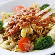 中央市のトマト計画に賛同してつくり始めたご当地グルメ。【酒彩　縁屋】の時間をかけて煮込んだ秘伝トマトソースと中太麺の鉄板ソース焼そばは、お店ならではの味です。地元を大切にする心を込めてつくっています。