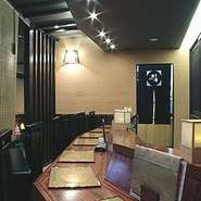 料理は見た目にこだわり、珍しいドリンクを厳選するなどお客様に楽しんで過ごしてもらえるように工夫しています。落ち着いたカウンター席や個室でゆったりした雰囲気でお食事ができます。