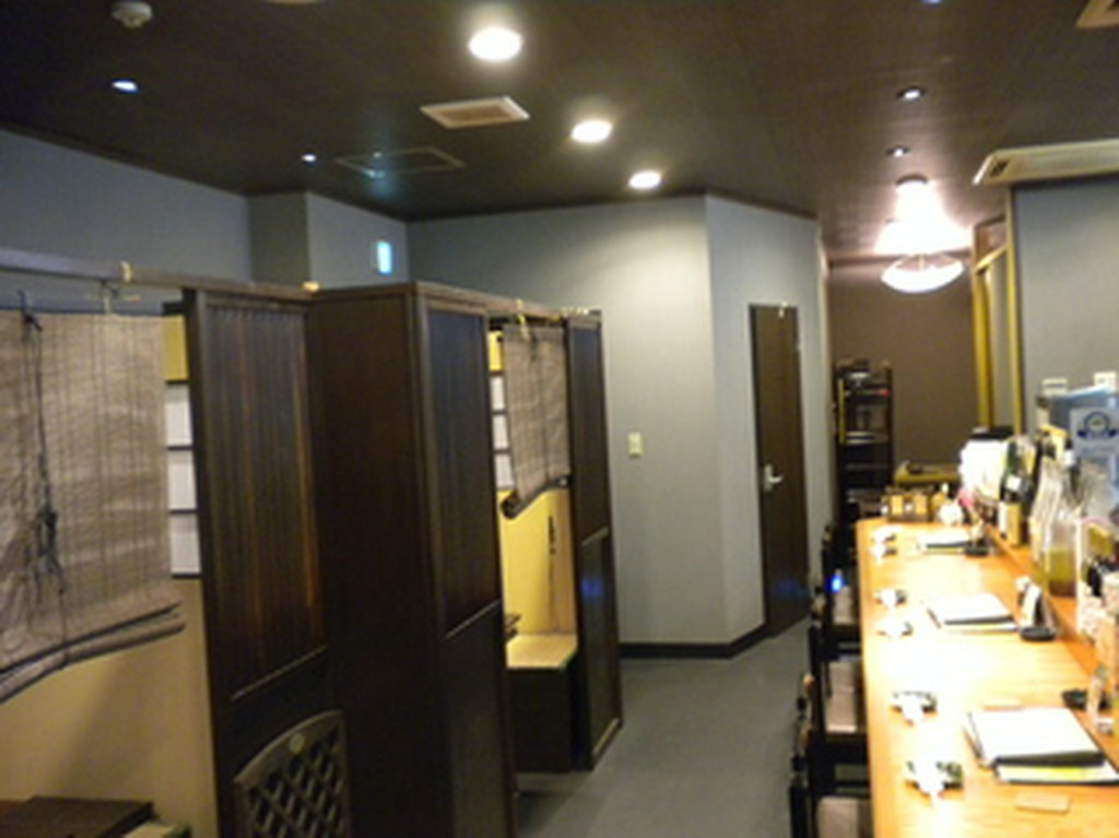 ゆったりとした時間が流れる広々とした店内