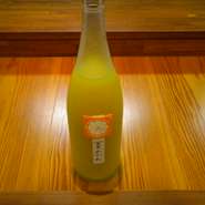 夏みかん酒を入荷しました。原料は和歌山産の物だけを使用したお酒です。皮の独特の苦みが有りますが、それは夏みかん特有の味で酸味のある夏みかんの味がしっかりとします。