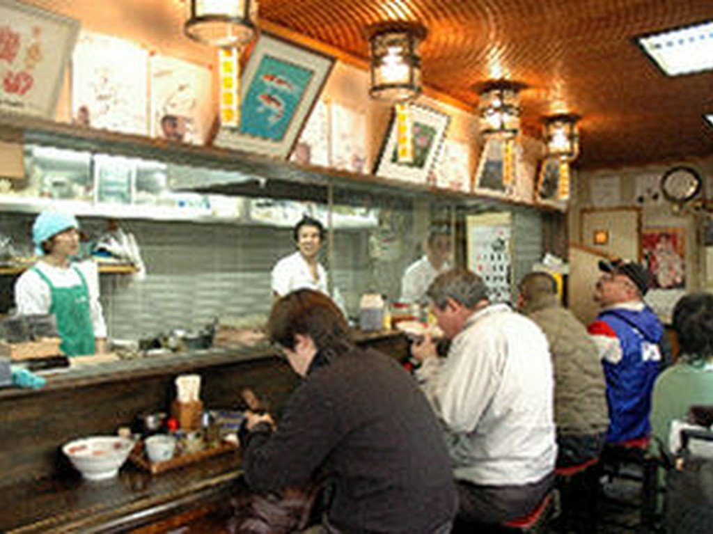 カウンターからは元気のいい大将の声がひびく