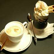 ミルクの泡を浮かべたウィーンで一番親しまれている、ヴィーナーメランジュ。バニラアイスと生クリームの入ったウィーンのアイスコーヒー。