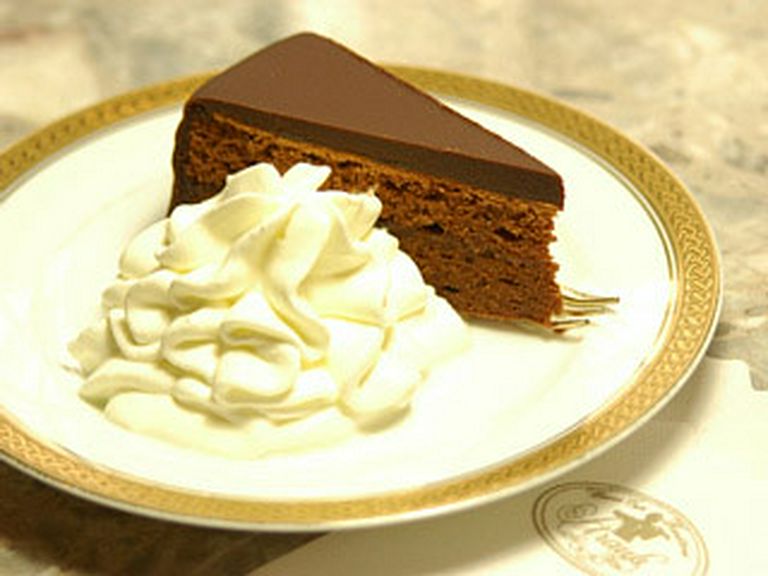 ザッハートルテ　生クリーム添え