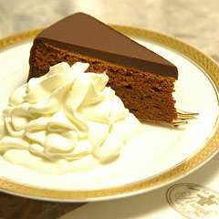 ザッハートルテ　生クリーム添え