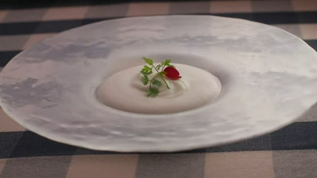 紅玉の冷製スープエスプーマ仕立て