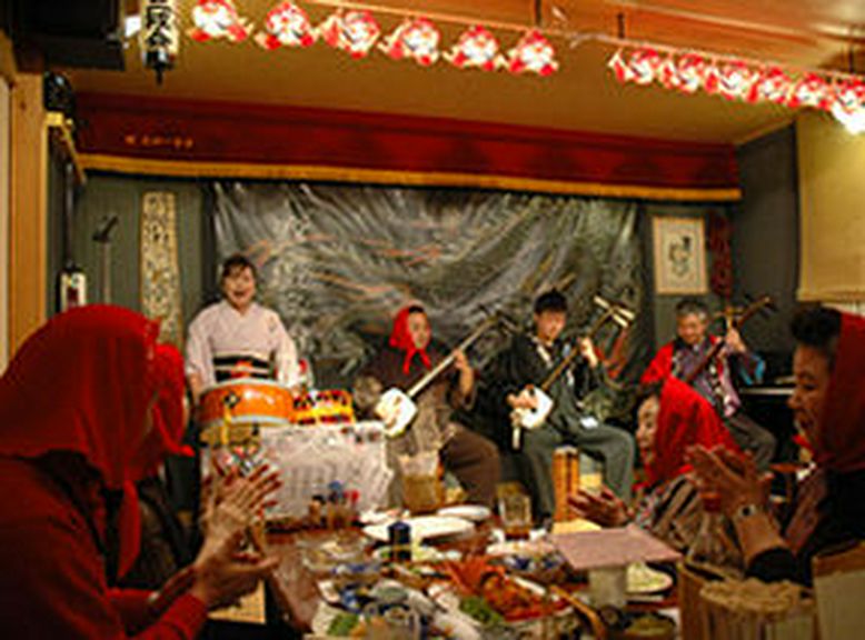 お客様と一体となり津軽民謡りんご節を声高らかに!!