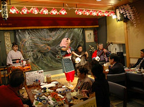 津軽三味線生演奏の他に日替わりで津軽民謡や津軽手踊りもある。