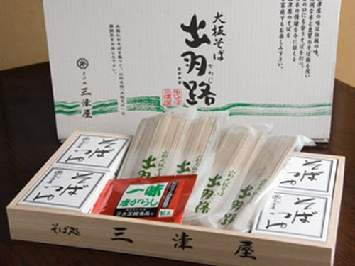 三津屋大板乾麺ギフトセット　桐箱入りでお届け致します