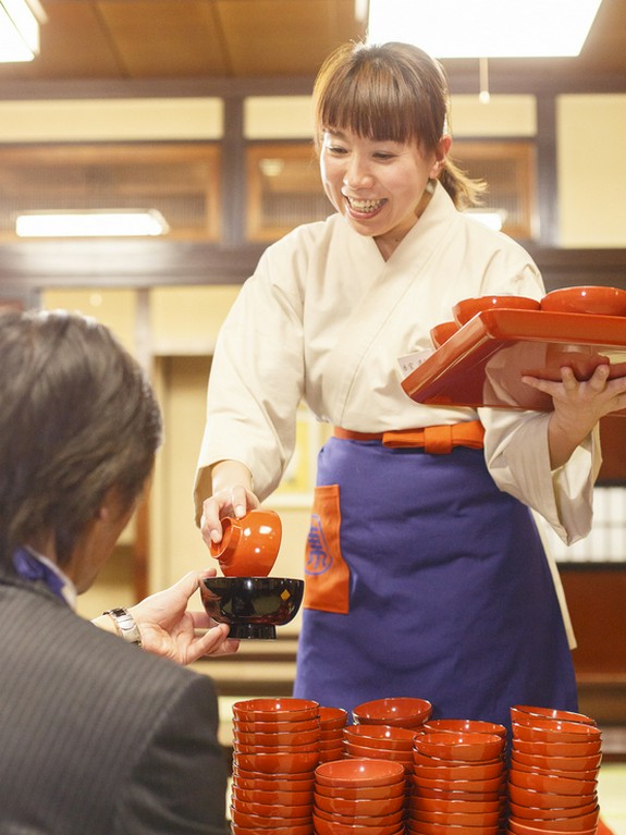 給仕とのかけ合いも楽しい、食のエンターテインメント