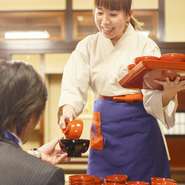 「はい、じゃんじゃん!」「はい、どうぞ!」。給仕のかけ声とともに、そばをテンポよく投入。食べた分だけ腕を重ねる、食のエンターテインメントです。