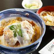 店の第二の名物ともいえるのが、『かつ丼』。岩手県産の豚肉に濃厚なそば出汁の風味。2つの卵でとろりとした絶妙の仕上がりに。地元で愛されるほか、これ目当てに訪れる県外からの客足も絶えないとか。