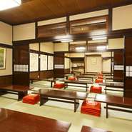 昭和初期の商家を改築。昔ながらの木造建築の鄙びた雰囲気で、ゆっくりと食事が楽しめます。テーブル席や座敷も充実しているので、地元や観光客を問わず、老若男女がくつろげます。