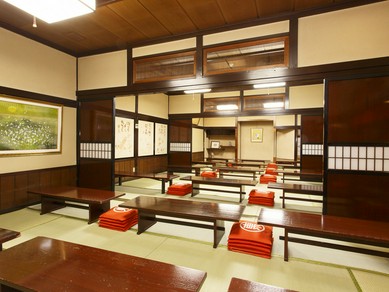 昔ながらの木造建築で、老若男女がくつろげる雰囲気です
