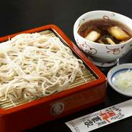 岩手県産のそば粉を手打ちで仕上げたひと品。そば、出汁ともに熟練の技が光るメニューです。