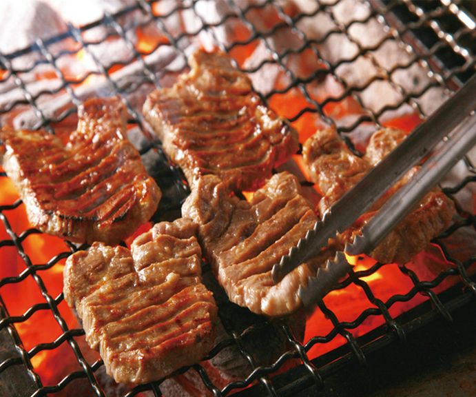 炭火で焼き上げる牛たんは格別です。