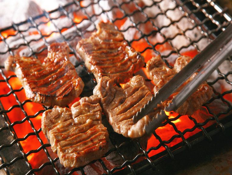 炭火で焼き上げる牛たんは格別です。
