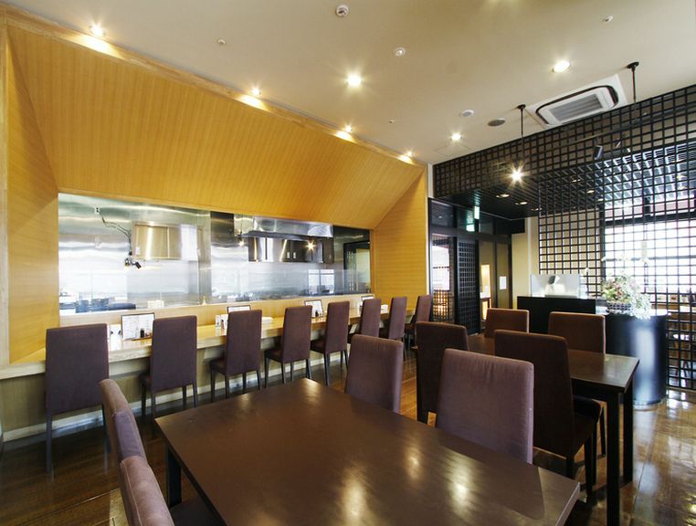 静かな音楽の流れる落ち着いた店内。