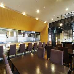 静かな音楽の流れる落ち着いた店内。