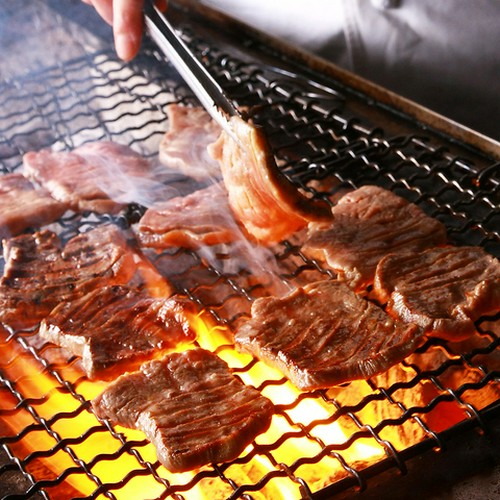 炭火を使い、旨みを閉じ込めます。