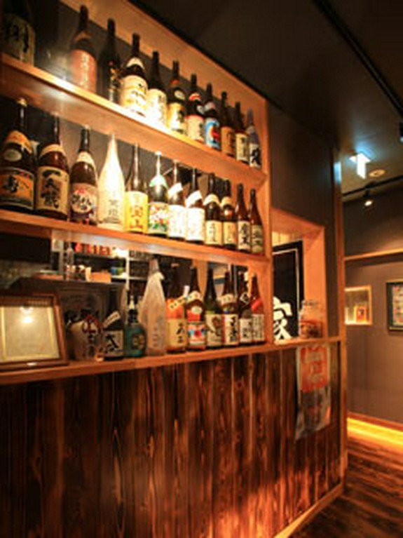 店内に入ると、銘酒がずらりと並んだ酒棚がお出迎え