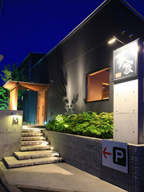 黒が基調のモダンな雰囲気のお店