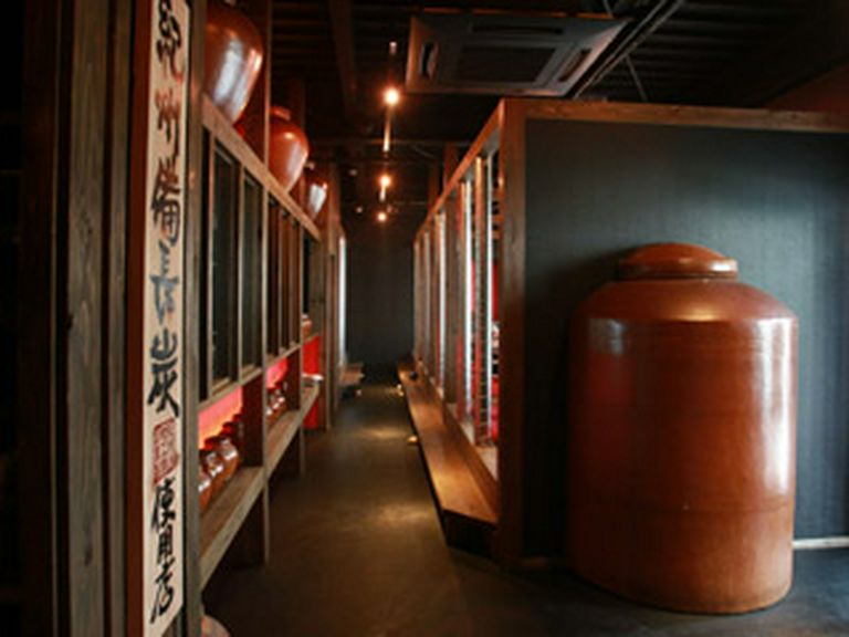 レトロな異空間で美酒を楽しむ