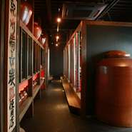 26号線の梅原交差点にかなり目を引く外観。中に入れば焼酎を熟す大亀や色合いがレトロな雰囲気を演出。異空間に入り込んだような店内でオススメ焼酎でもいかが？