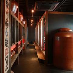 レトロな異空間で美酒を楽しむ