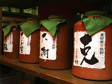 お客様からご注文があるまで熟成中のかめ焼酎がずらり。