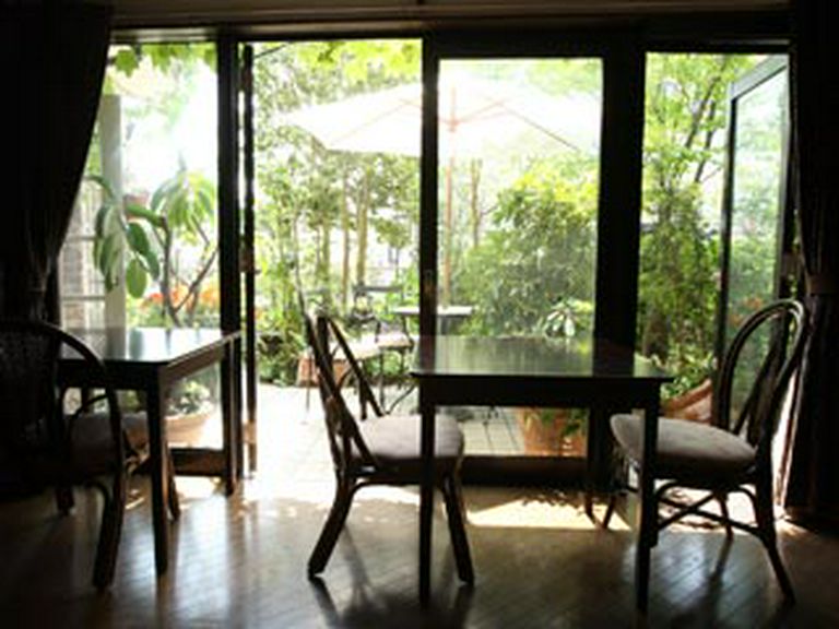 大きい窓から庭を眺めながらの一時