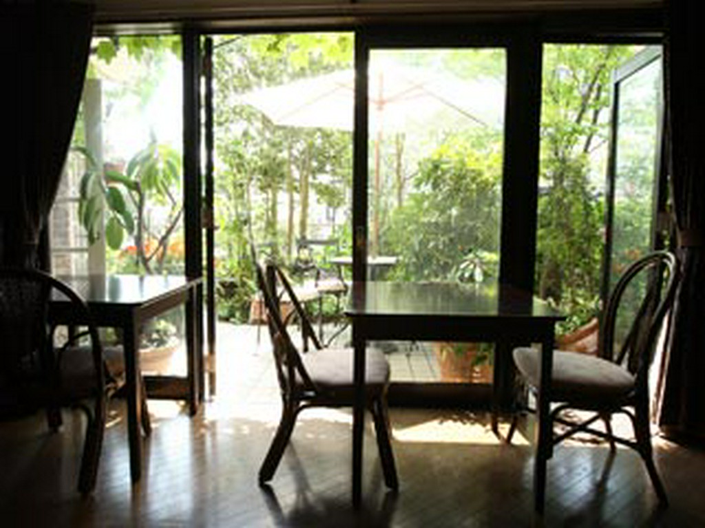 大きい窓から庭を眺めながらの一時